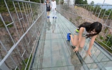 Открытие стеклянного моста в Китае